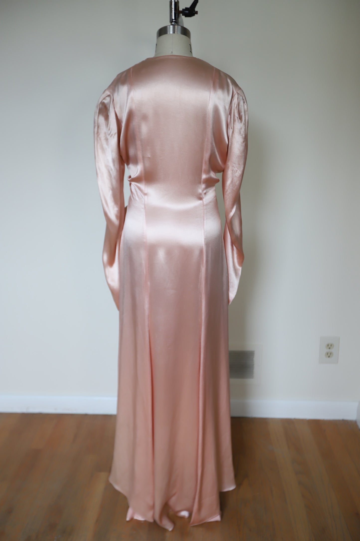 1930s Pink Satin Dressing Gown