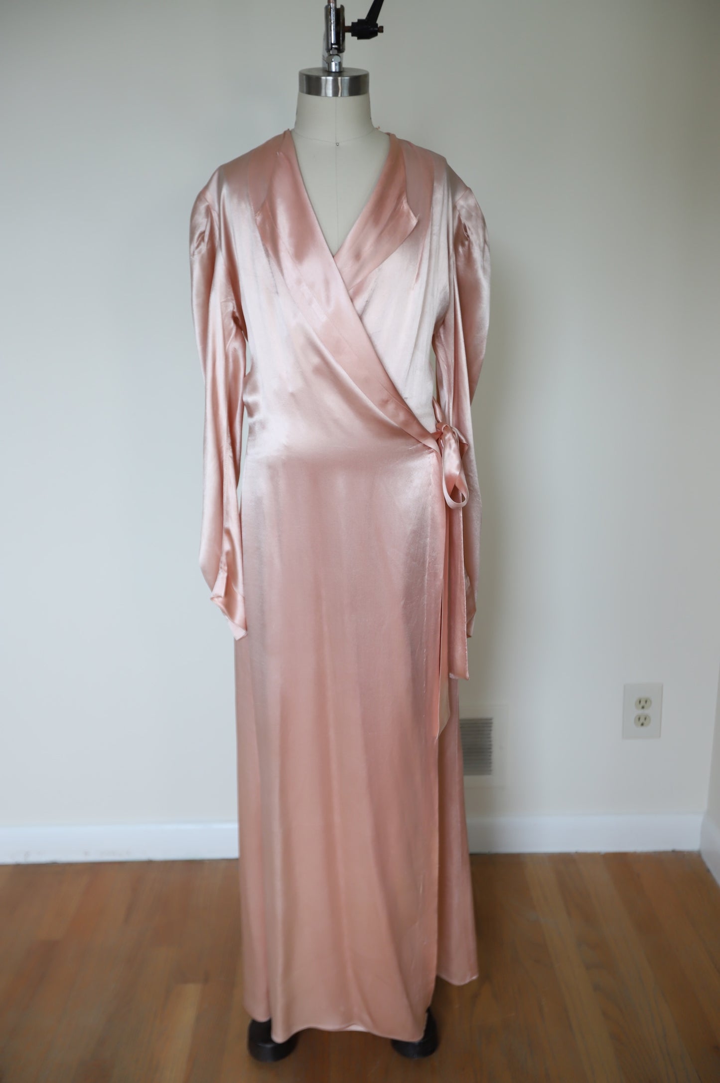 1930s Pink Satin Dressing Gown