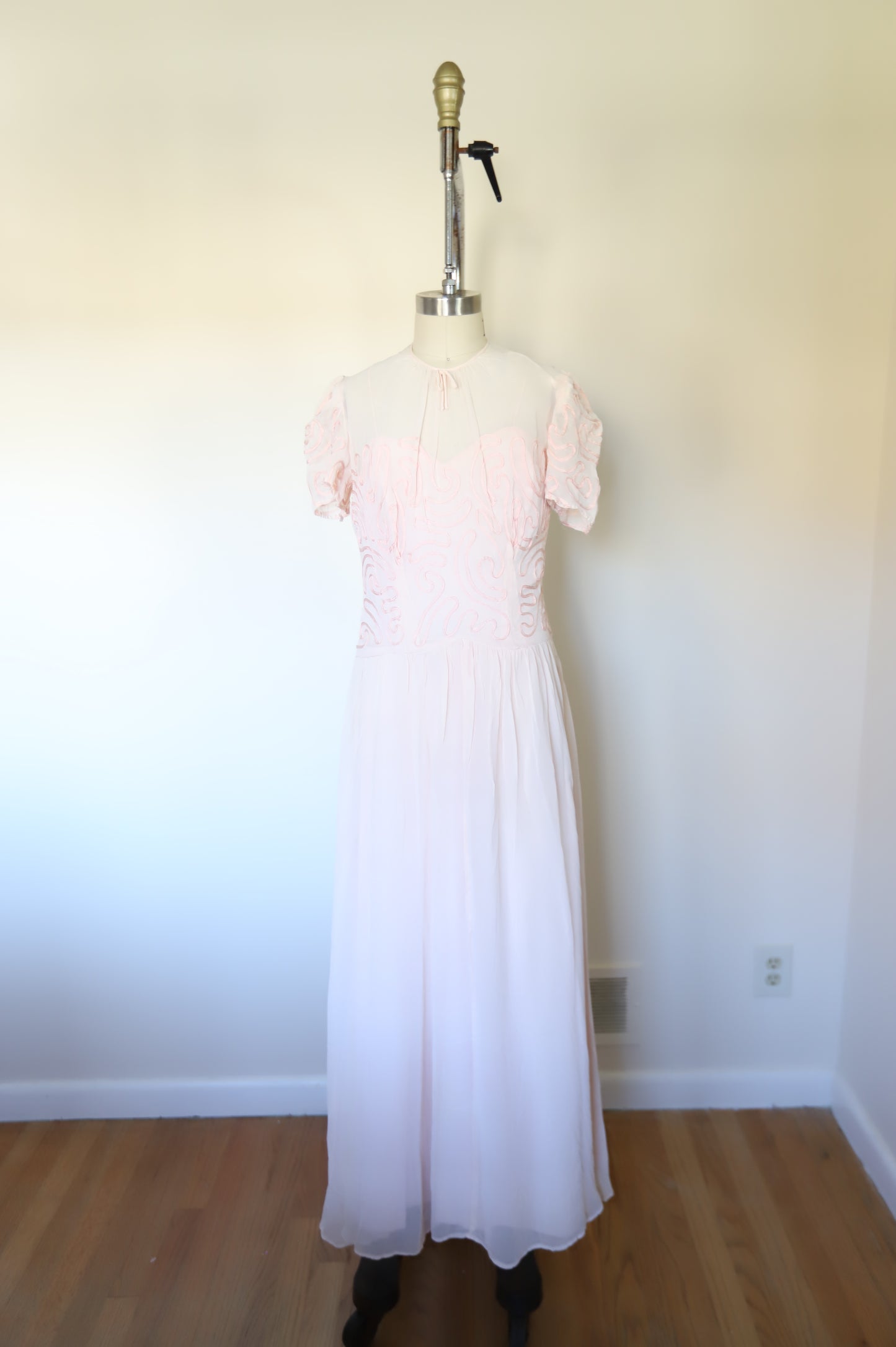 1950s Vintage Short Sleeve Sweetheart Sheer Overlay Gown