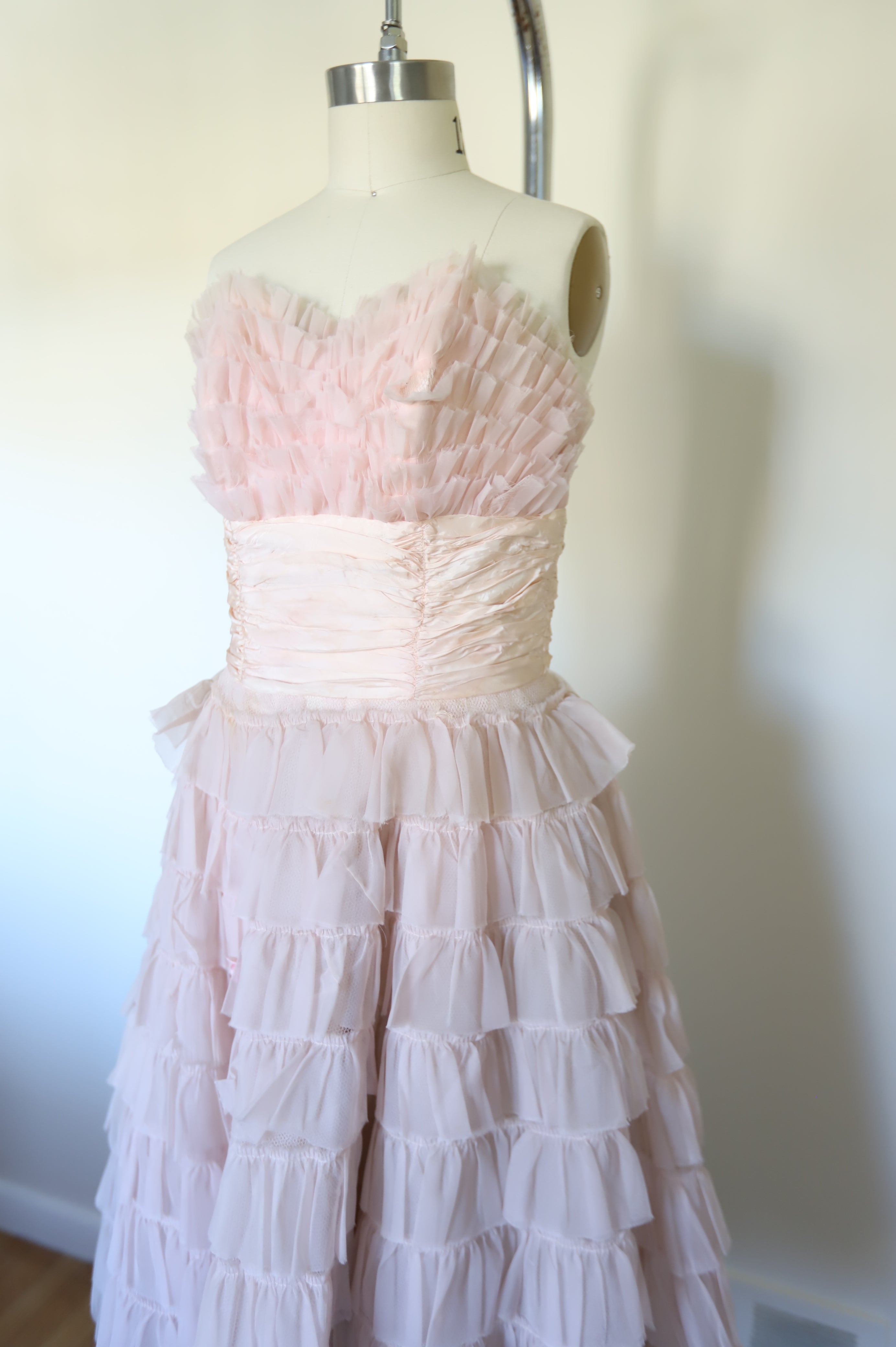1950s Vintage Strapless Tiered Lace Tulle Midi Prom Dress