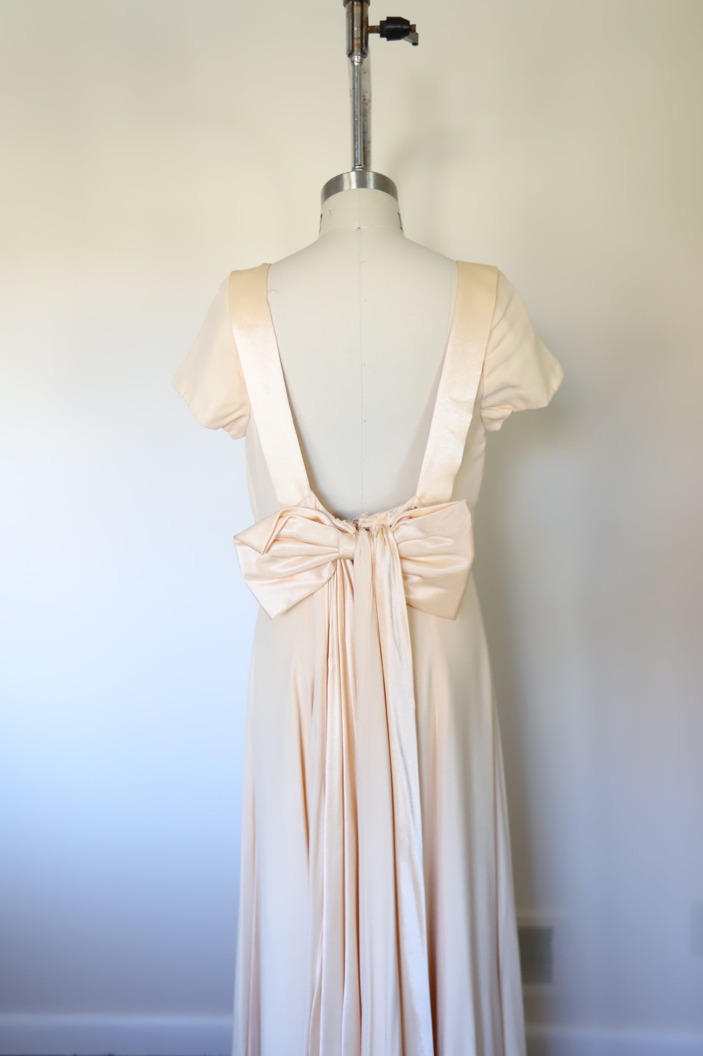 1970s Vintage Square Neck Low Back Bow Dress