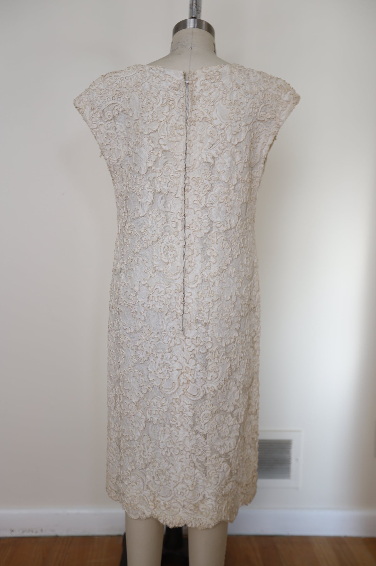 1960's Lace Boat Neck Ribbon Dress