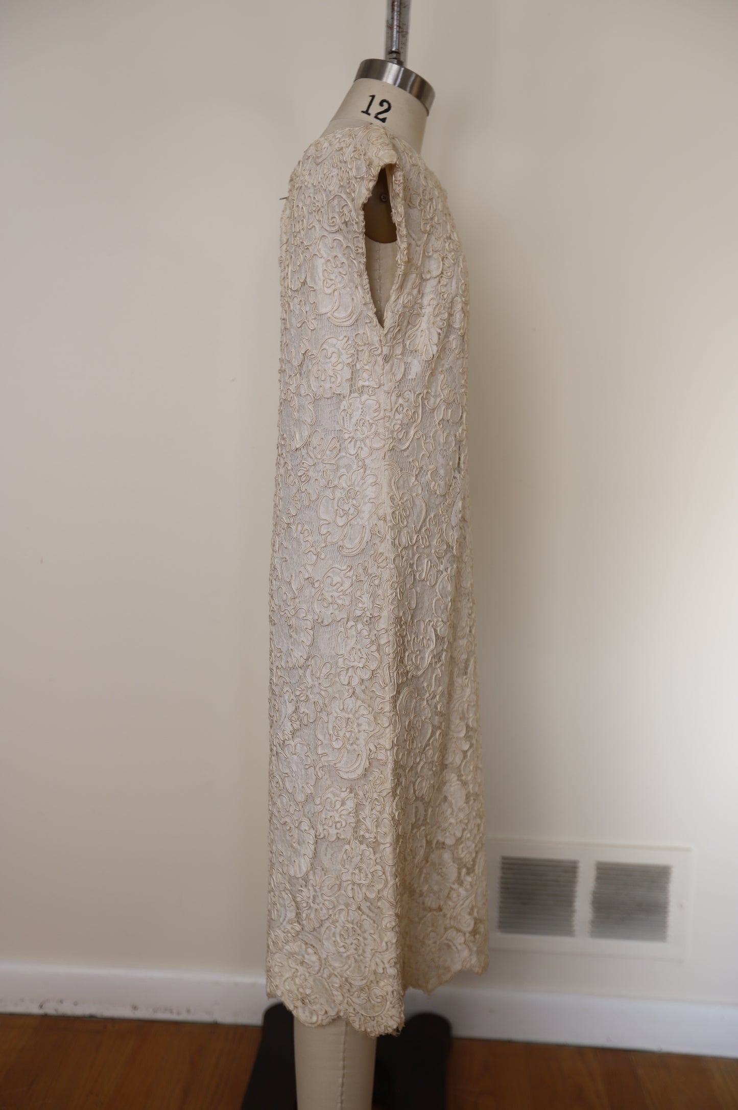 1960's Lace Boat Neck Ribbon Dress