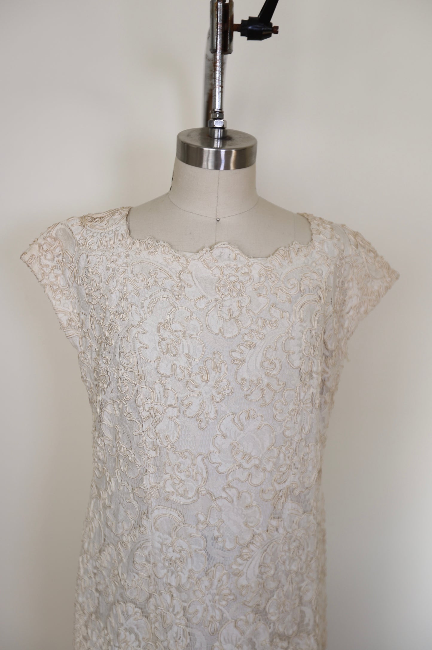1960's Lace Boat Neck Ribbon Dress