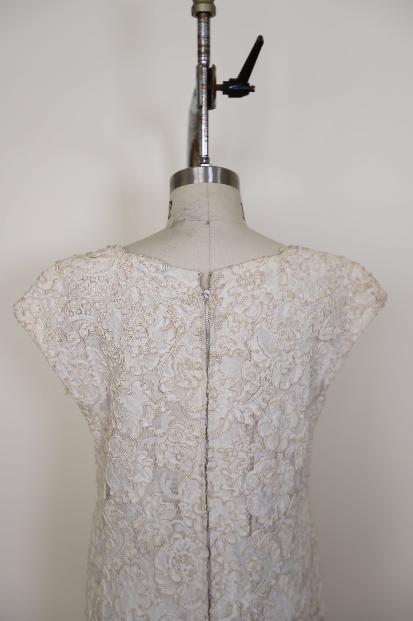 1960's Lace Boat Neck Ribbon Dress